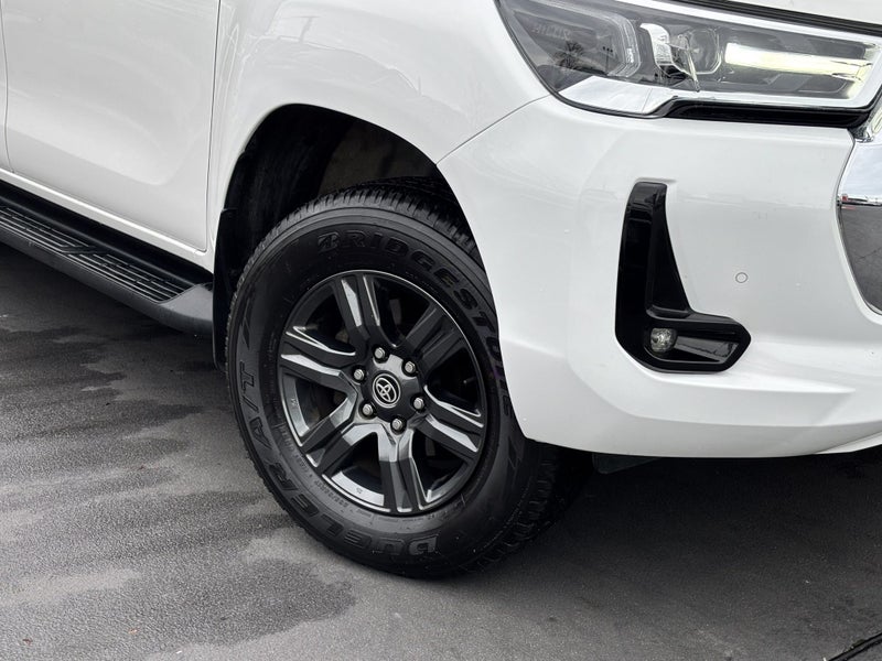 2022 Toyota Hilux SR5 2.8 DIESEL WORKHORSE image 5