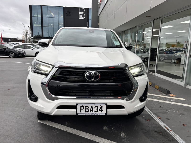 2022 Toyota Hilux SR5 2.8 DIESEL WORKHORSE image 4