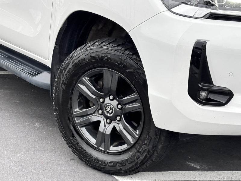 2022 Toyota Hilux SR5 2.8 DIESEL WORKHORSE image 5