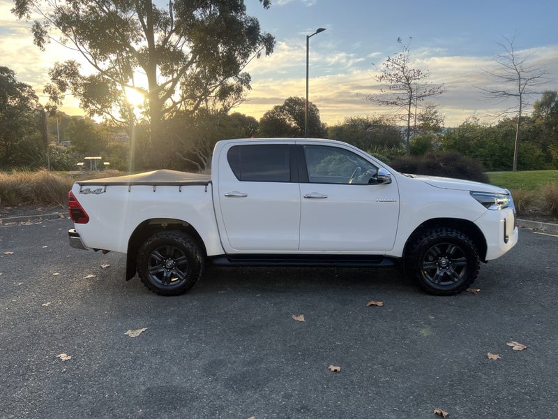 2022 Toyota Hilux SR5 2.8DT image 3