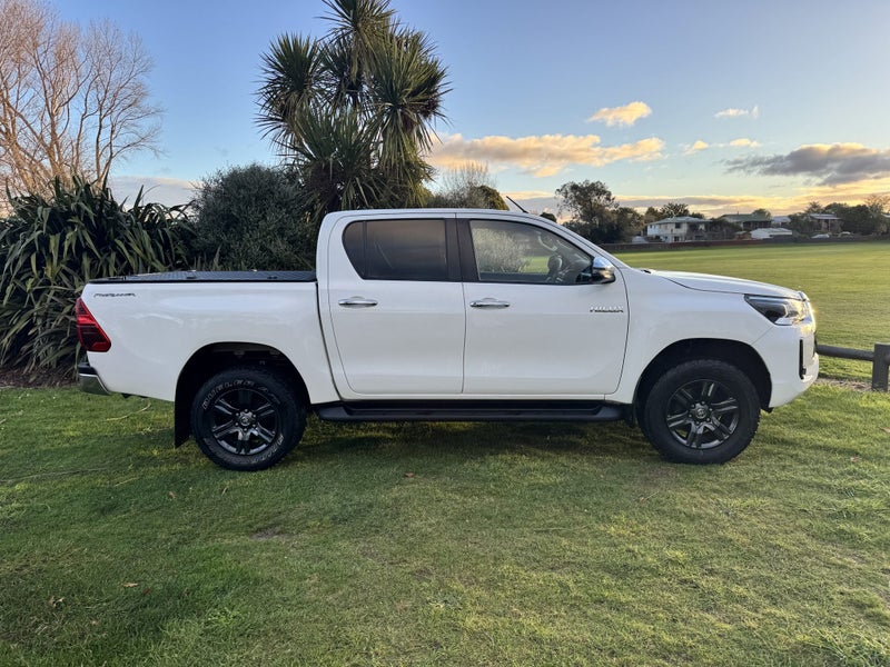 2022 Toyota Hilux SR5 2.8DT Automatic 2WD Doubl... image 5