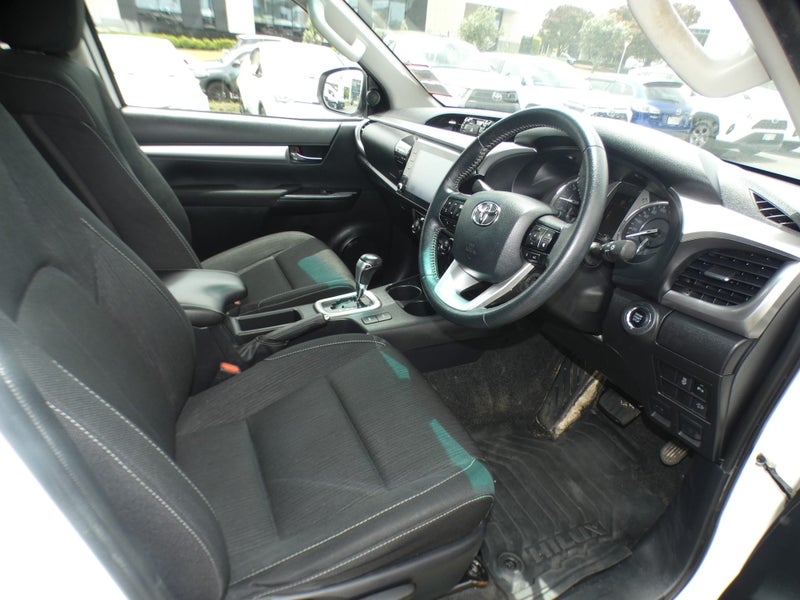 2022 Toyota Hilux SR5 2WD image 3