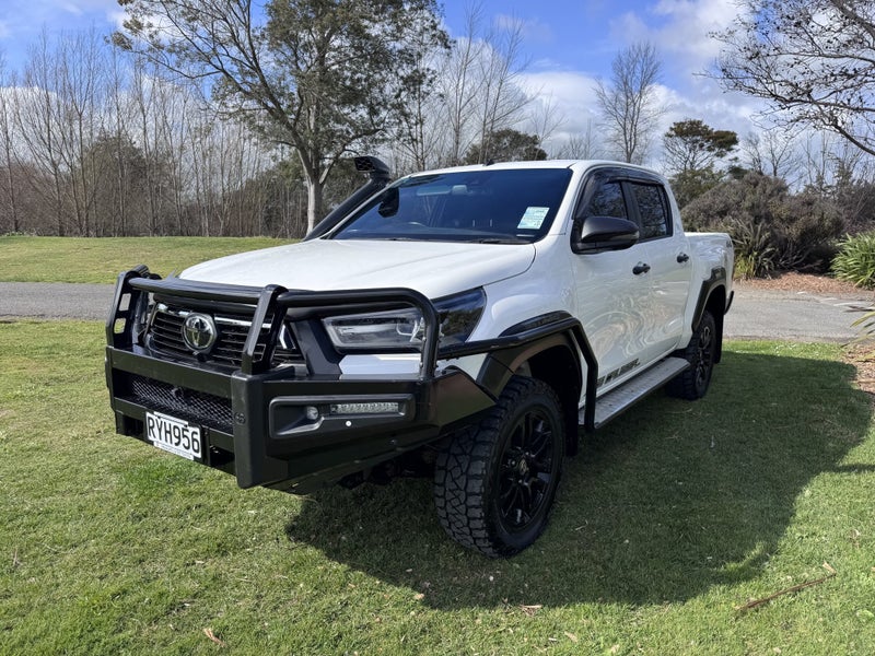 2022 Toyota Hilux SR5 CRUISER 2.8DT Automatic 4... image 3