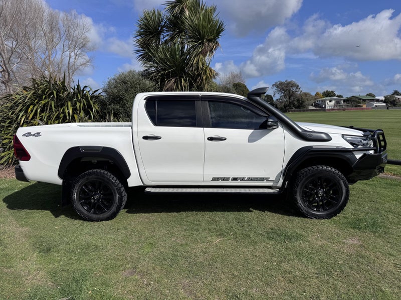 2022 Toyota Hilux SR5 CRUISER 2.8DT Automatic 4... image 5