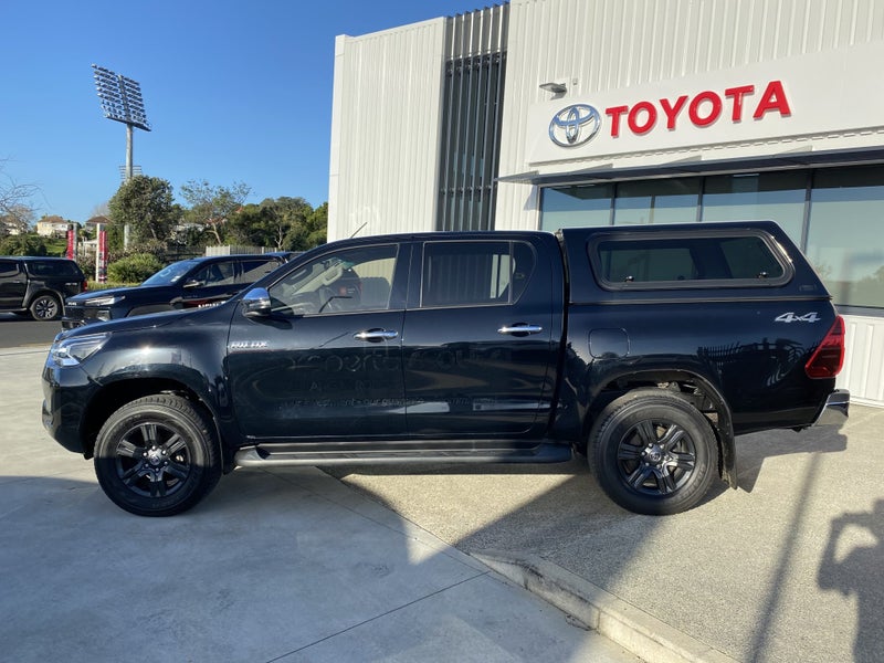 2022 Toyota Hilux SR5 TD DC 2.8DT 4WD image 2