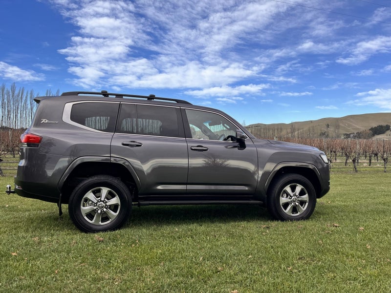 2022 Toyota Land Cruiser 300 VX 3.3DT 10AT 4WD... image 3