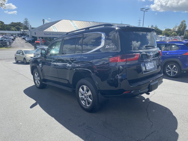 2022 Toyota Land Cruiser 300 VX 3.3DT 10AT 4WD... image 5