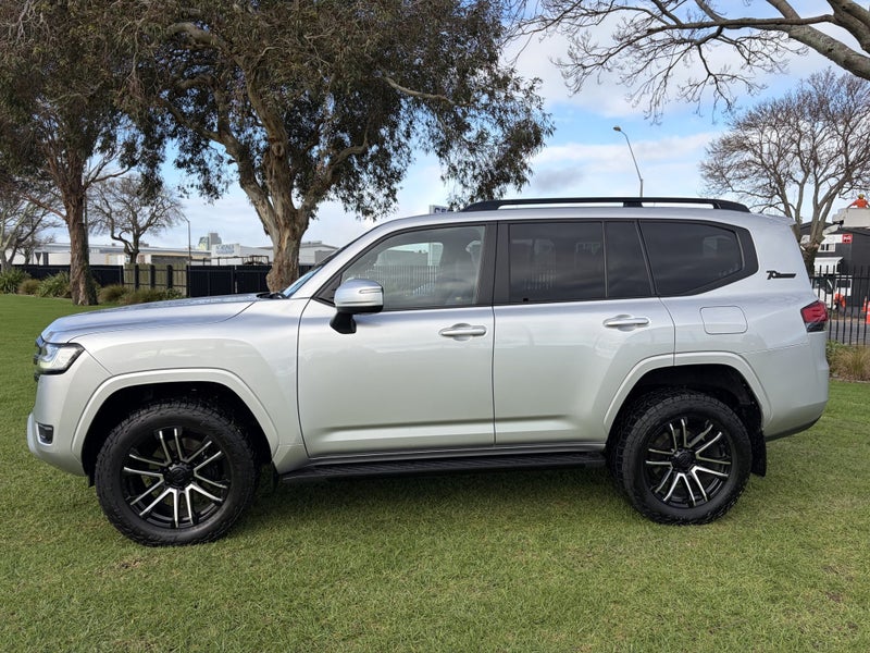 2022 Toyota Land Cruiser 300 VX 3.3DT Automatic... image 4