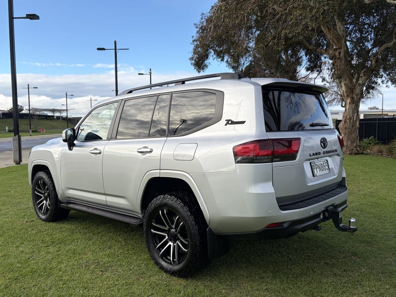 2022 Toyota Land Cruiser 300 VX 3.3DT Automatic... image 5