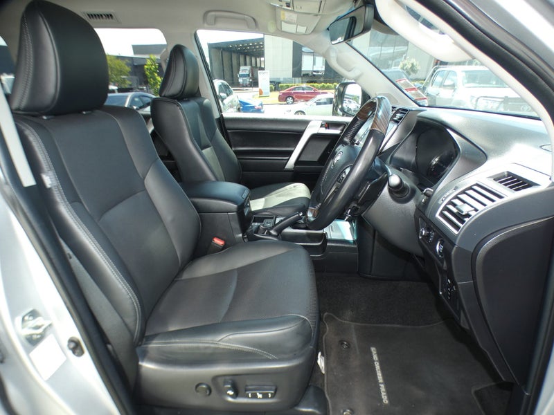 2022 Toyota Land Cruiser Prado VX image 2