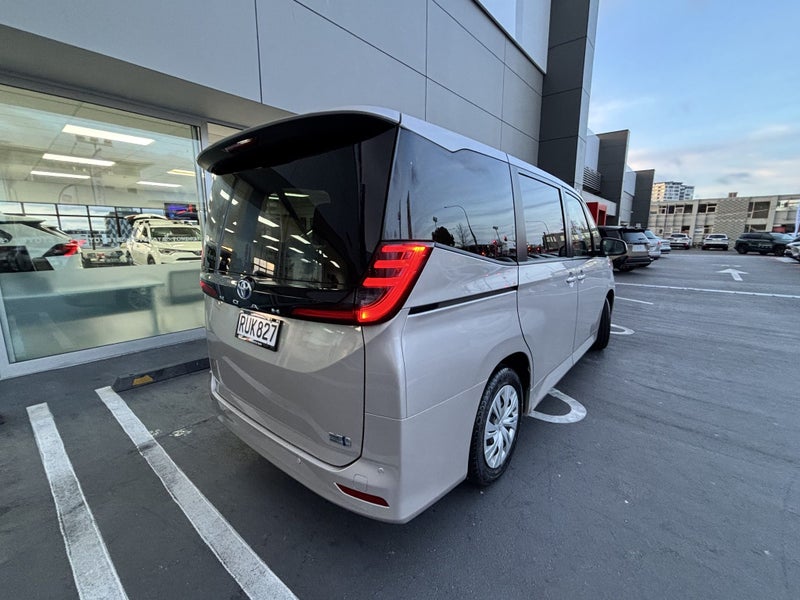 2022 Toyota Noah Hybrid image 3
