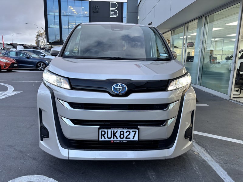 2022 Toyota Noah Hybrid image 4