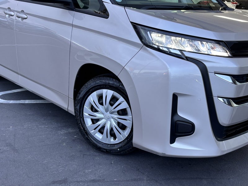 2022 Toyota Noah Hybrid image 5