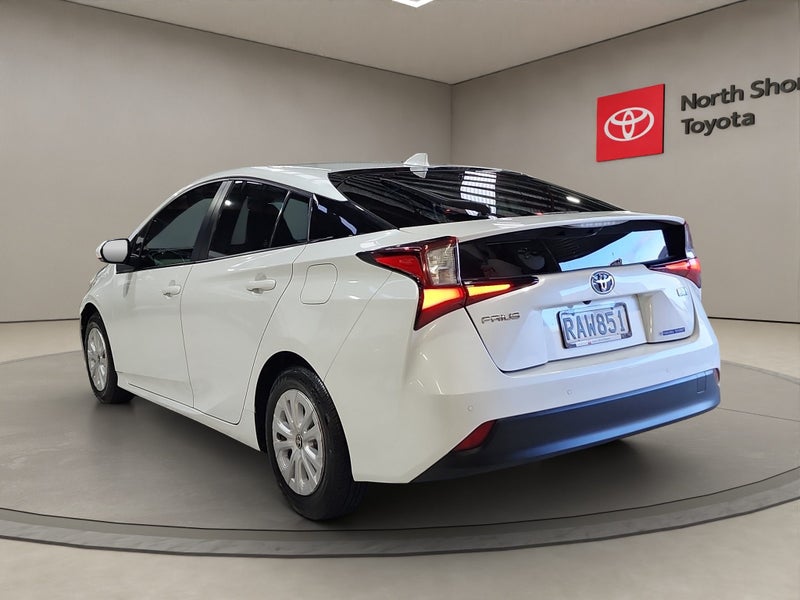 2022 Toyota Prius 1.8L Hybrid FWD Hatchback image 5
