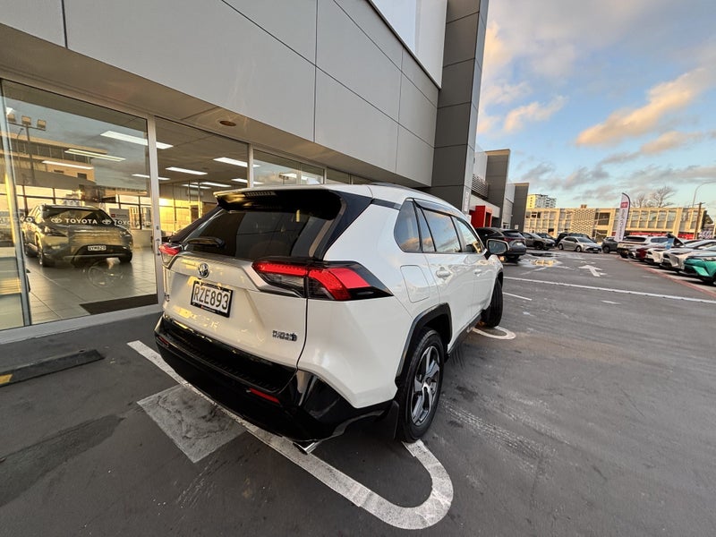 2022 Toyota RAV4 2.5 HYBRID PHEV LUXURY SUV image 3