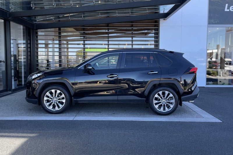 2022 Toyota RAV4 Limited 2.0 Petrol FWD SUV image 3