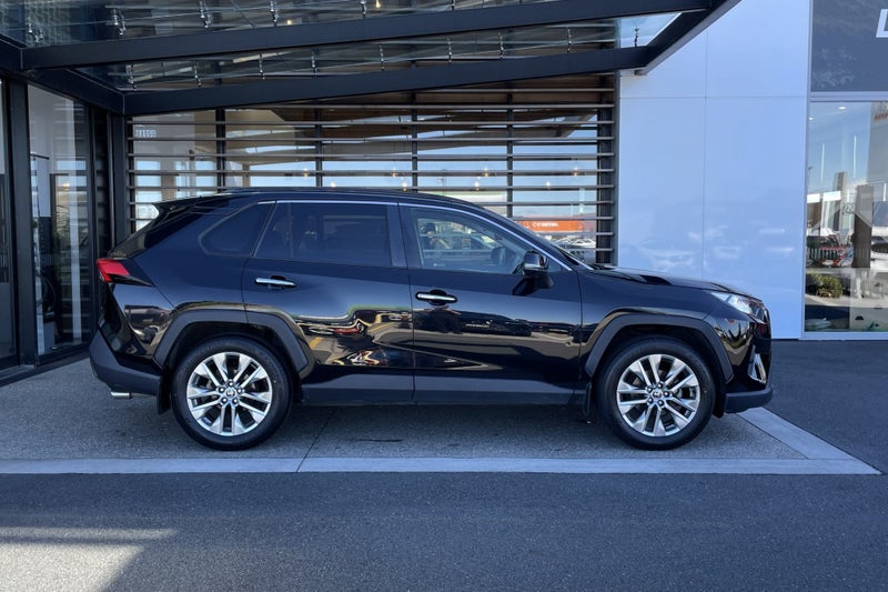 2022 Toyota RAV4 Limited 2.0 Petrol FWD SUV image 5