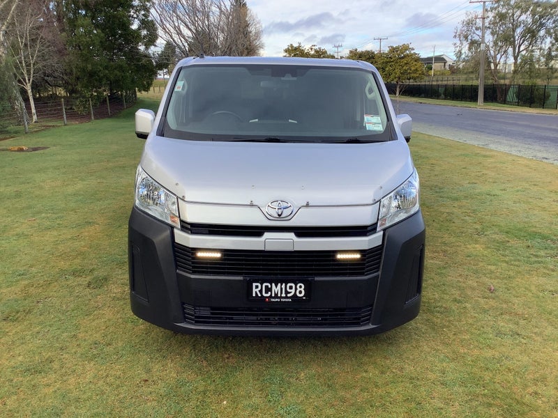 2022 Toyota Regius Hiace ZR 2.8DT 5 chair image 3