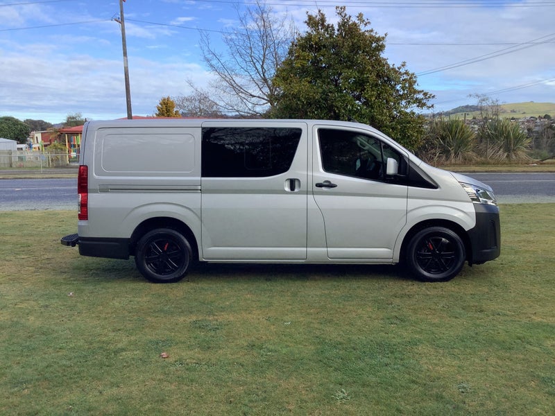 2022 Toyota Regius Hiace ZR 2.8DT 5 chair image 4