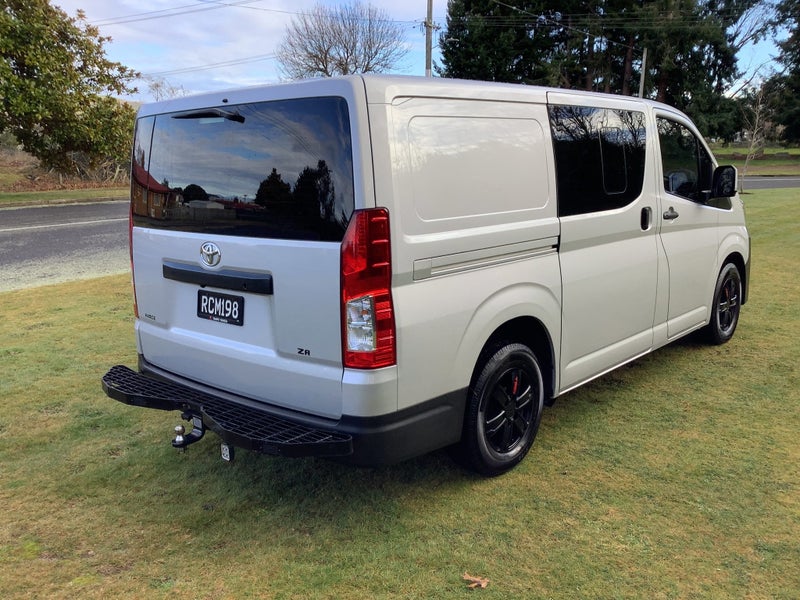 2022 Toyota Regius Hiace ZR 2.8DT 5 chair image 5
