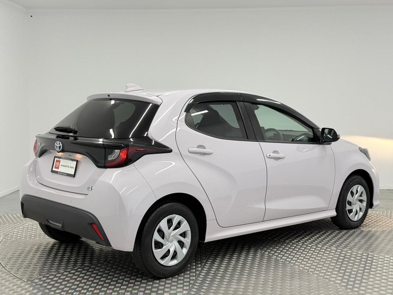 2022 Toyota Yaris 1.5 Hybrid G image 3