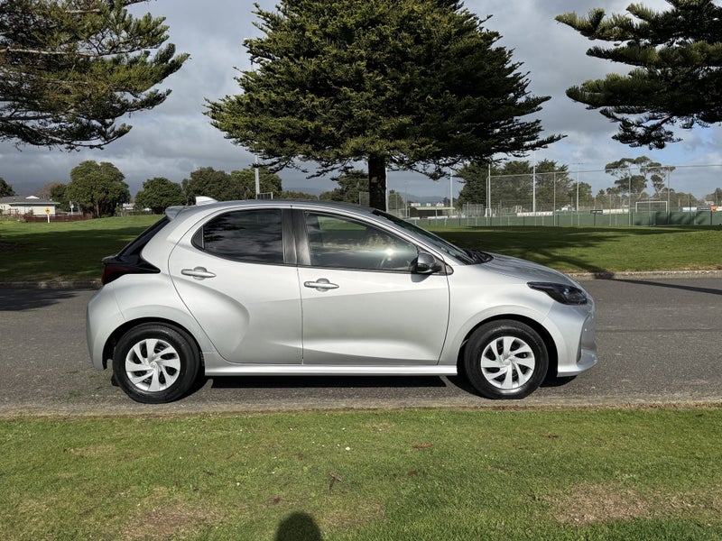 2022 Toyota Yaris 1.5 Hybrid X Automatic Hatch... image 3
