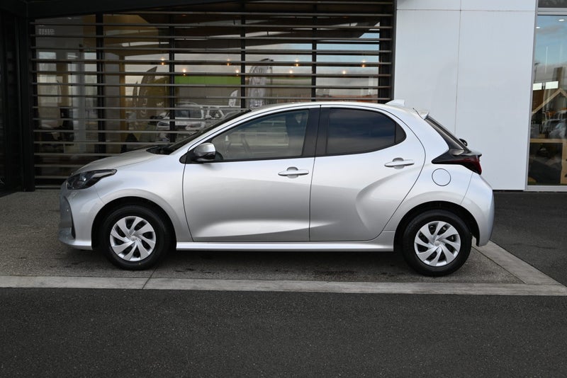 2022 Toyota Yaris 1.5 Petrol Hybrid X FWD Hatch... image 3