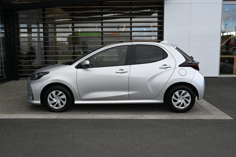 2022 Toyota Yaris 1.5 Petrol Hybrid X FWD Hatch... image 3
