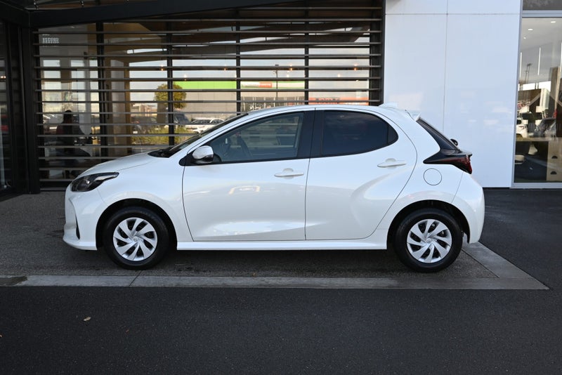 2022 Toyota Yaris 1.5 Petrol Hybrid X FWD Hatch... image 3