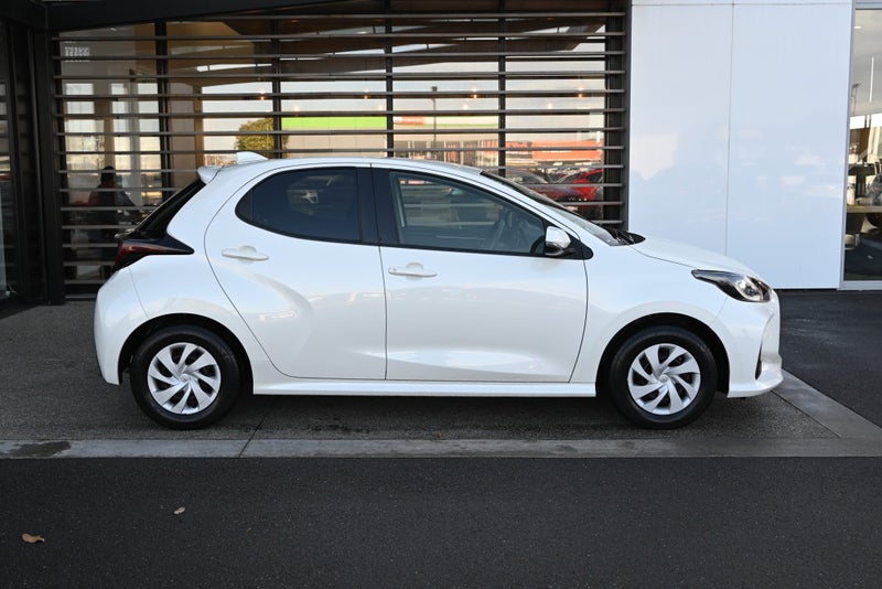 2022 Toyota Yaris 1.5 Petrol Hybrid X FWD Hatch... image 5