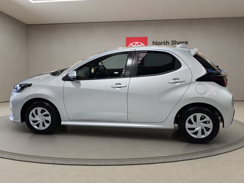 2022 Toyota Yaris 1.5L Hybrid X FWD Hatchback image 4