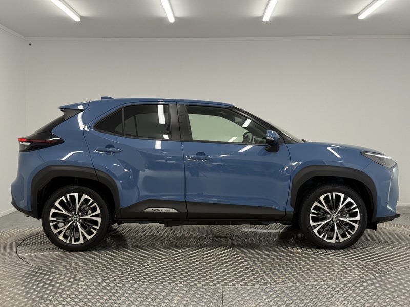 2022 Toyota Yaris Cross 1.5 Hybrid Z image 2