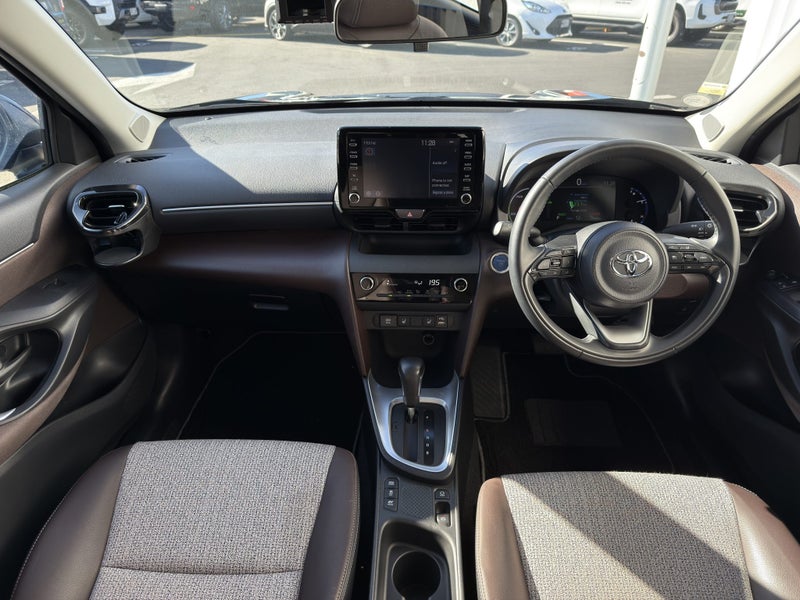 2022 Toyota Yaris Cross 1.5 Hybrid Z 5 Dr SUV C... image 2