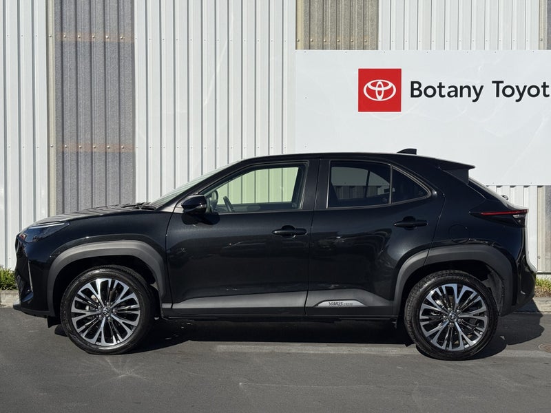 2022 Toyota Yaris Cross 1.5 Hybrid Z 5 Dr SUV C... image 4