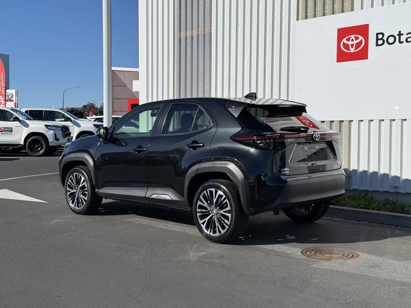 2022 Toyota Yaris Cross 1.5 Hybrid Z 5 Dr SUV C... image 5