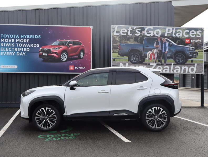 2022 Toyota Yaris Cross 1.5 Hybrid Z 5 Dr SUV C... image 2