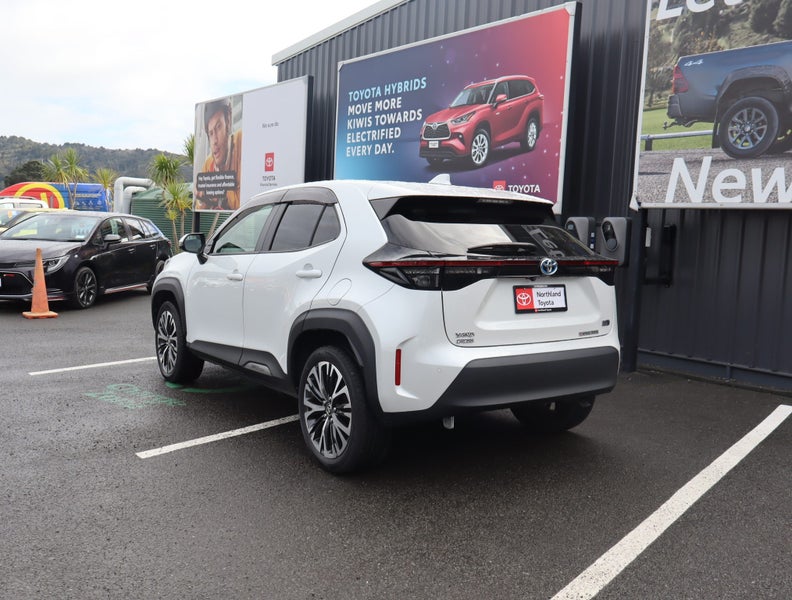 2022 Toyota Yaris Cross 1.5 Hybrid Z 5 Dr SUV C... image 3