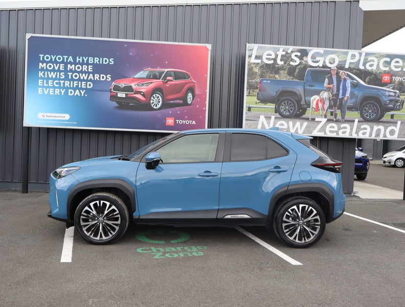 2022 Toyota Yaris Cross 1.5 Hybrid Z 5 Dr SUV C... image 5