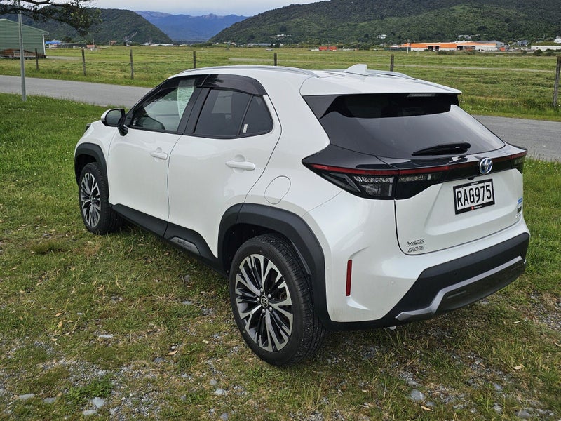 2022 Toyota Yaris Cross 1.5 Hybrid Z Adventure... image 3