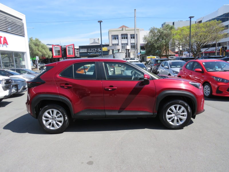 2022 Toyota Yaris Cross GX 1.5 Petrol CVT FWD SUV image 3