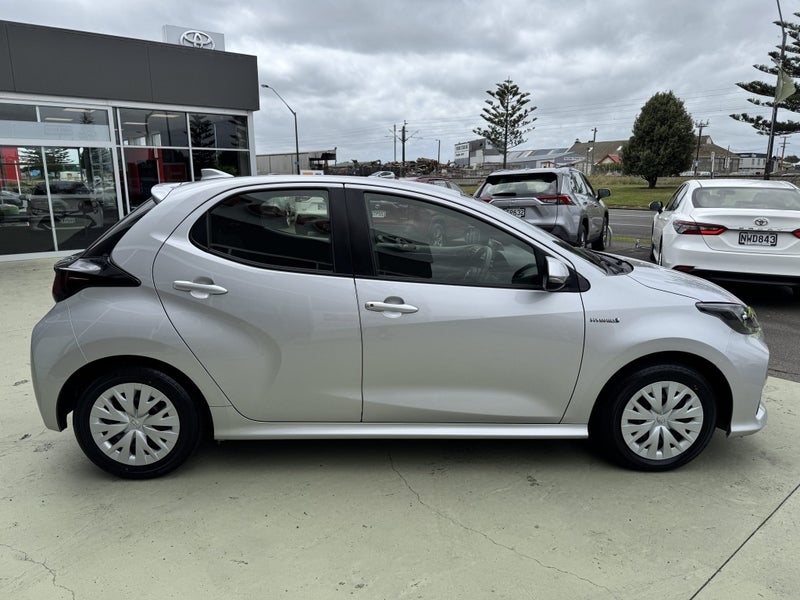 2022 Toyota Yaris GX 1.5P Hybrid FWD Automatic... image 5