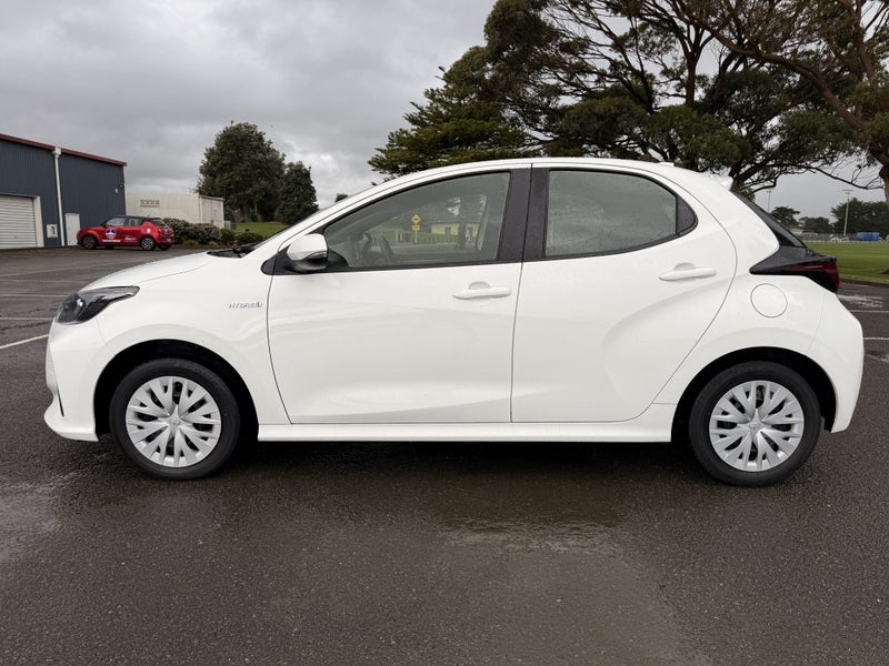 2022 Toyota Yaris GX 1.5P Hybrid FWD Automatic... image 2