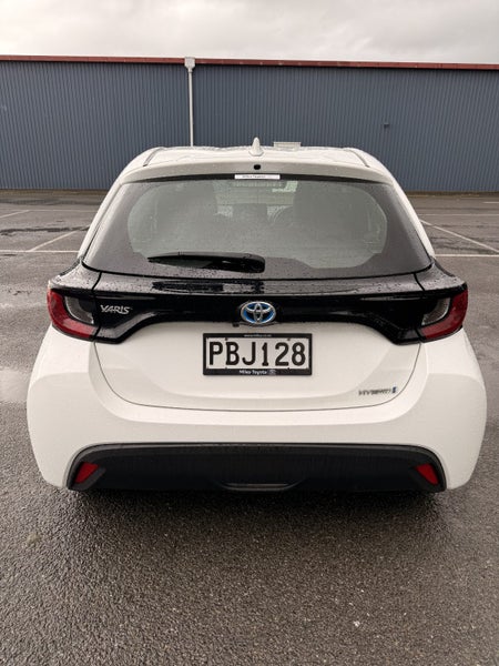 2022 Toyota Yaris GX 1.5P Hybrid FWD Automatic... image 3