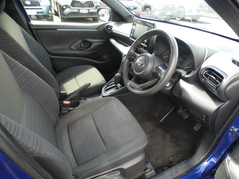 2022 Toyota Yaris GX image 3