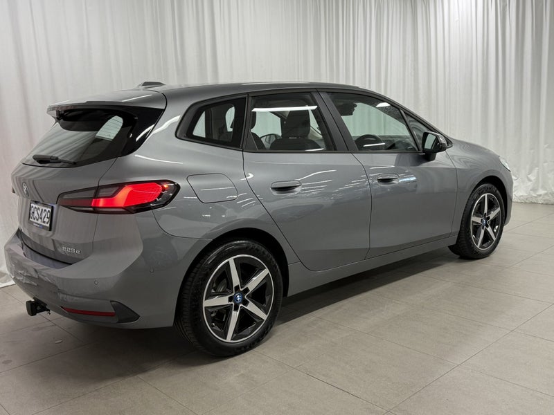 2023 BMW 225e 225e xDrive Active Tourer image 3