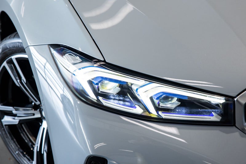 2023 BMW 320i Sedan M Sport + Innovations image 2