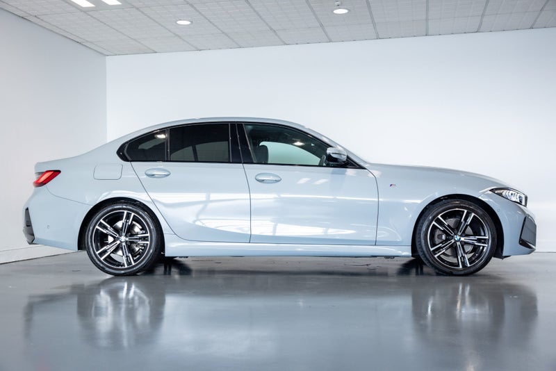 2023 BMW 320i Sedan M Sport + Innovations image 4