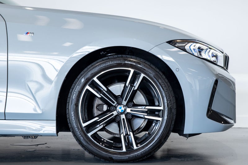 2023 BMW 320i Sedan M Sport + Innovations image 5