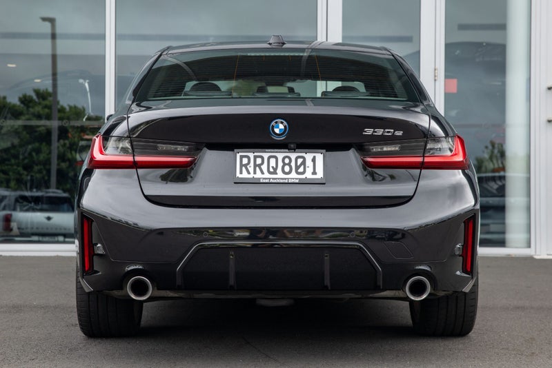 2023 BMW 330e M Sport image 3