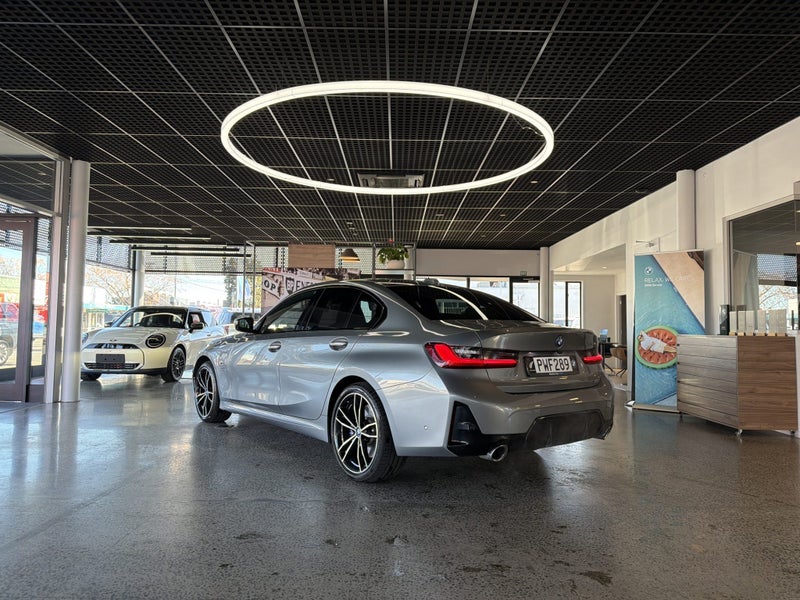 2023 BMW 330e Sedan M Sport image 4